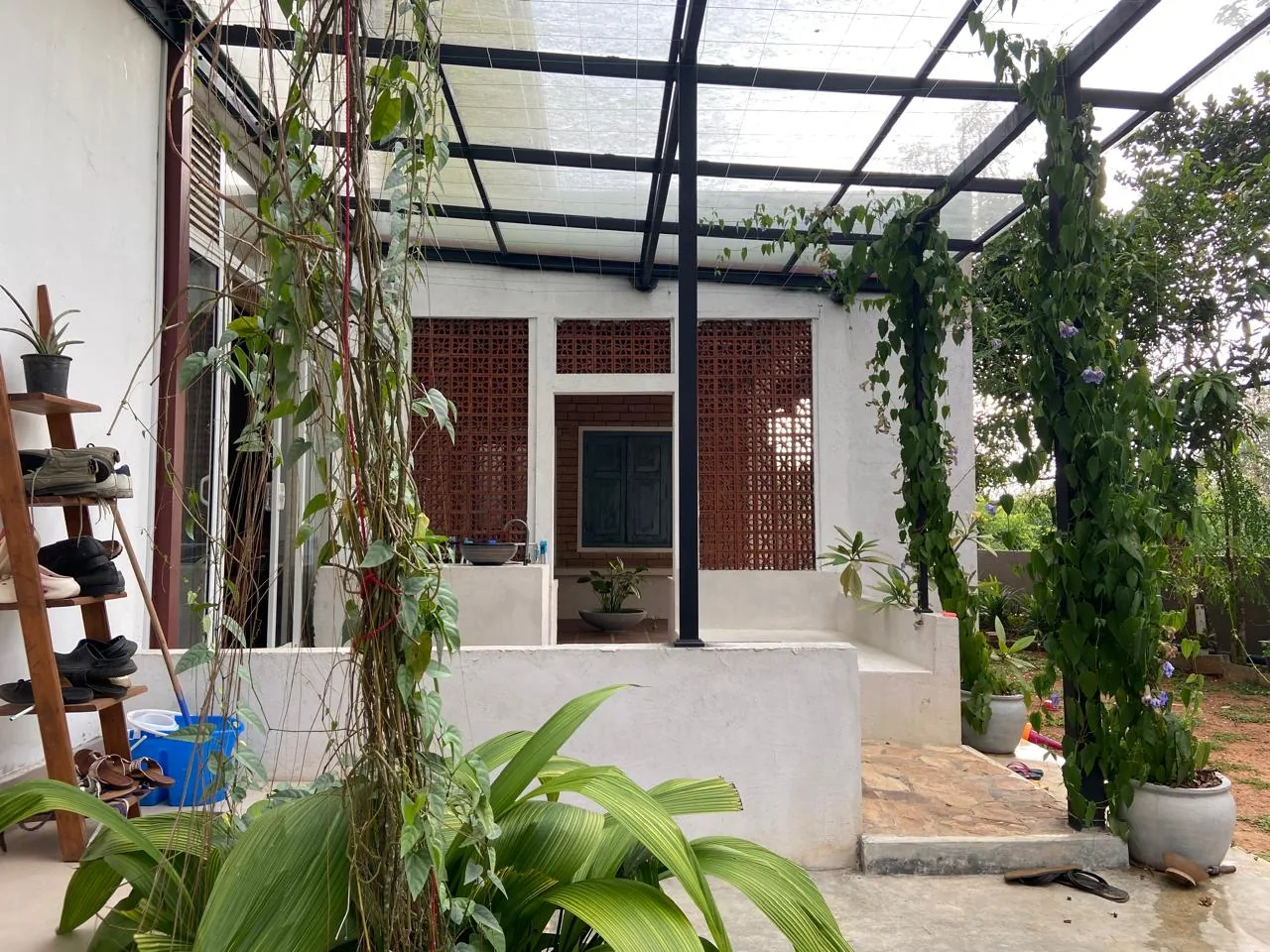 Garden courtyard at Goraka Villa